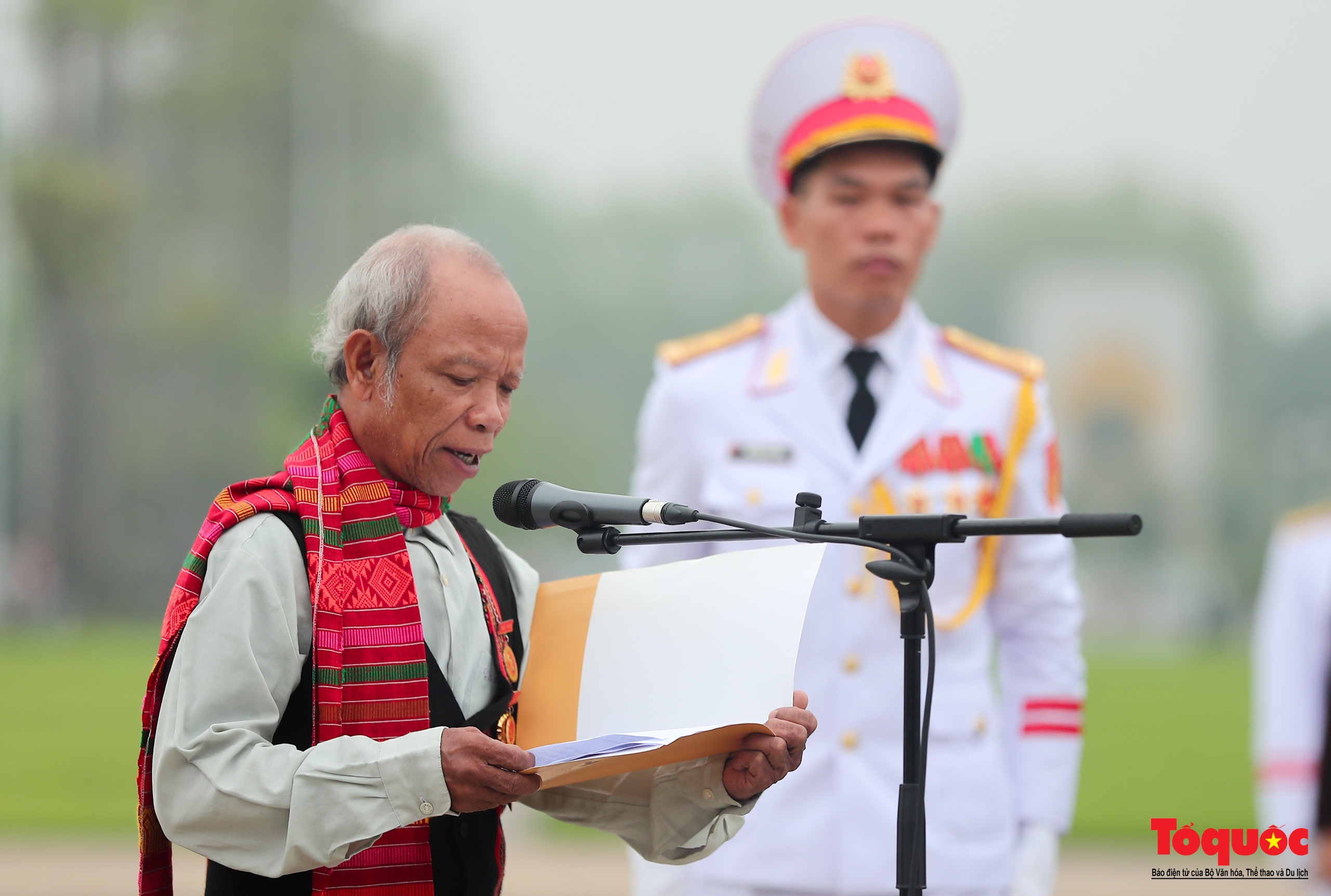 Đoàn đại biểu Già làng, Trưởng bản, Nghệ nhân các dân tộc Việt Nam báo công dâng Bác - Ảnh 4.